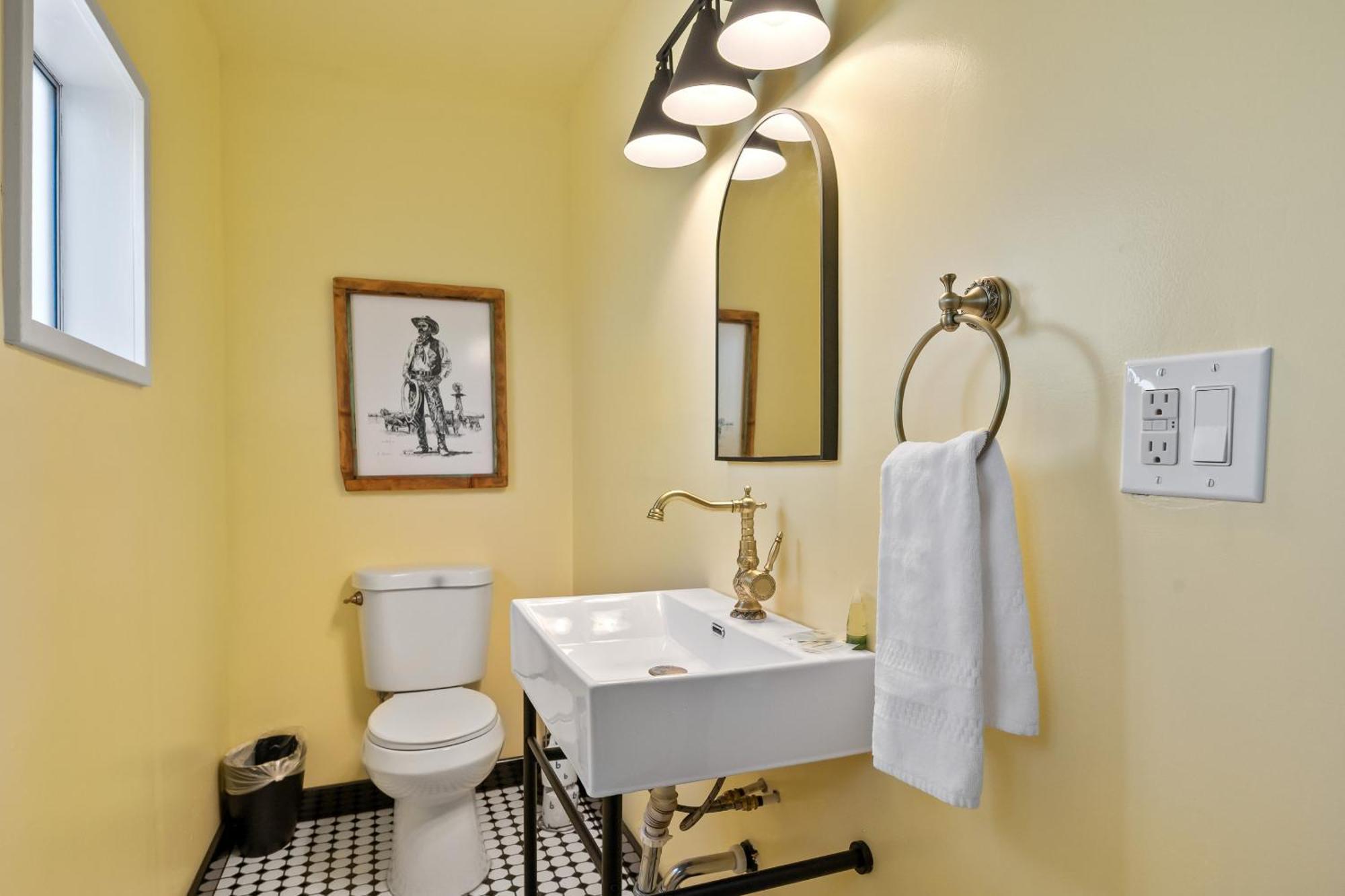 Sagebrush Inn Tombstone Zimmer foto A modern bathroom