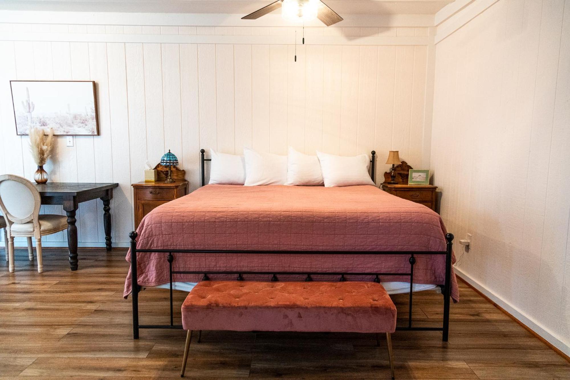 Sagebrush Inn Tombstone Zimmer foto A bedroom at the Inn at the Opera