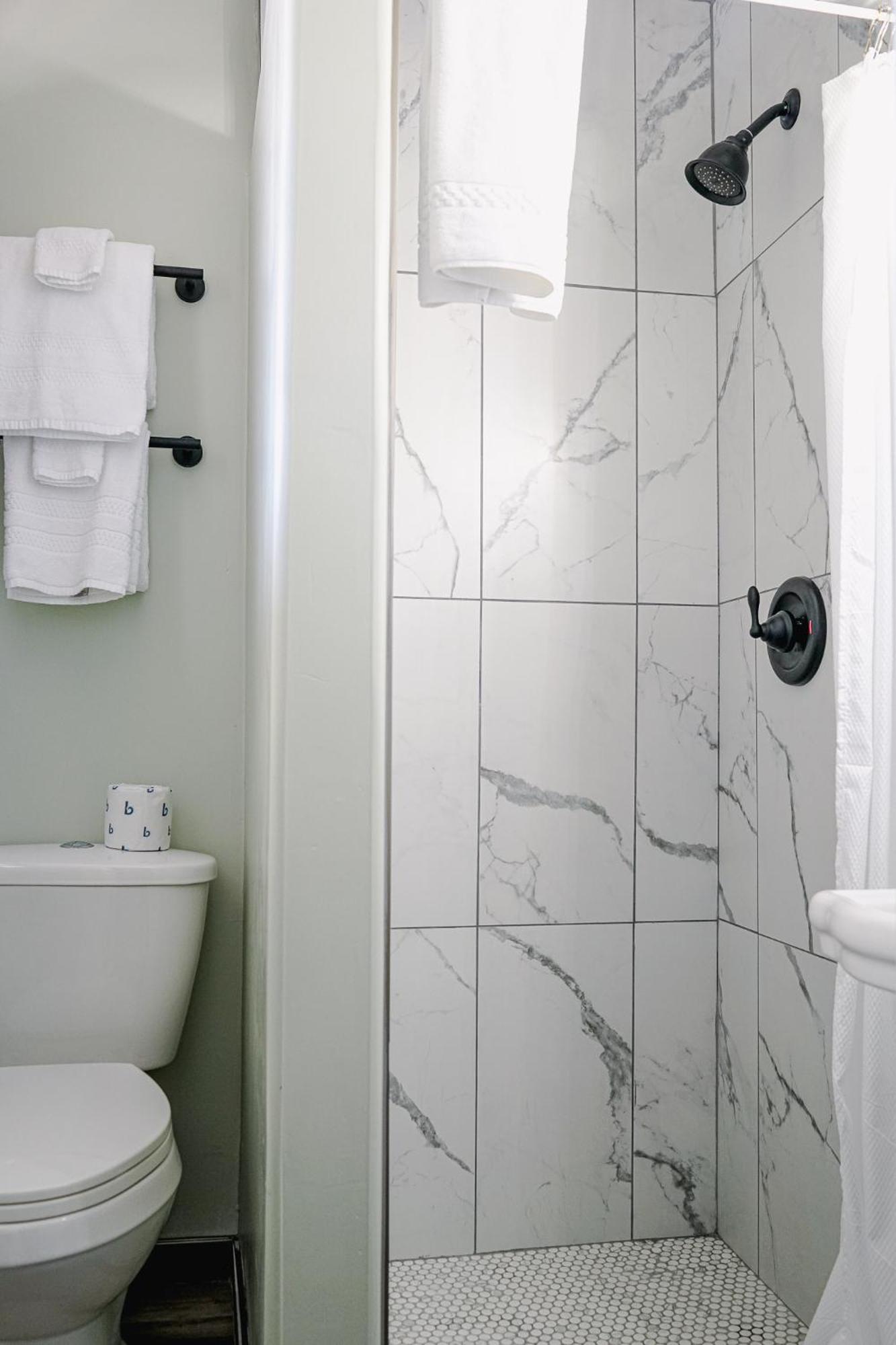 Sagebrush Inn Tombstone Zimmer foto A shower with a shower door