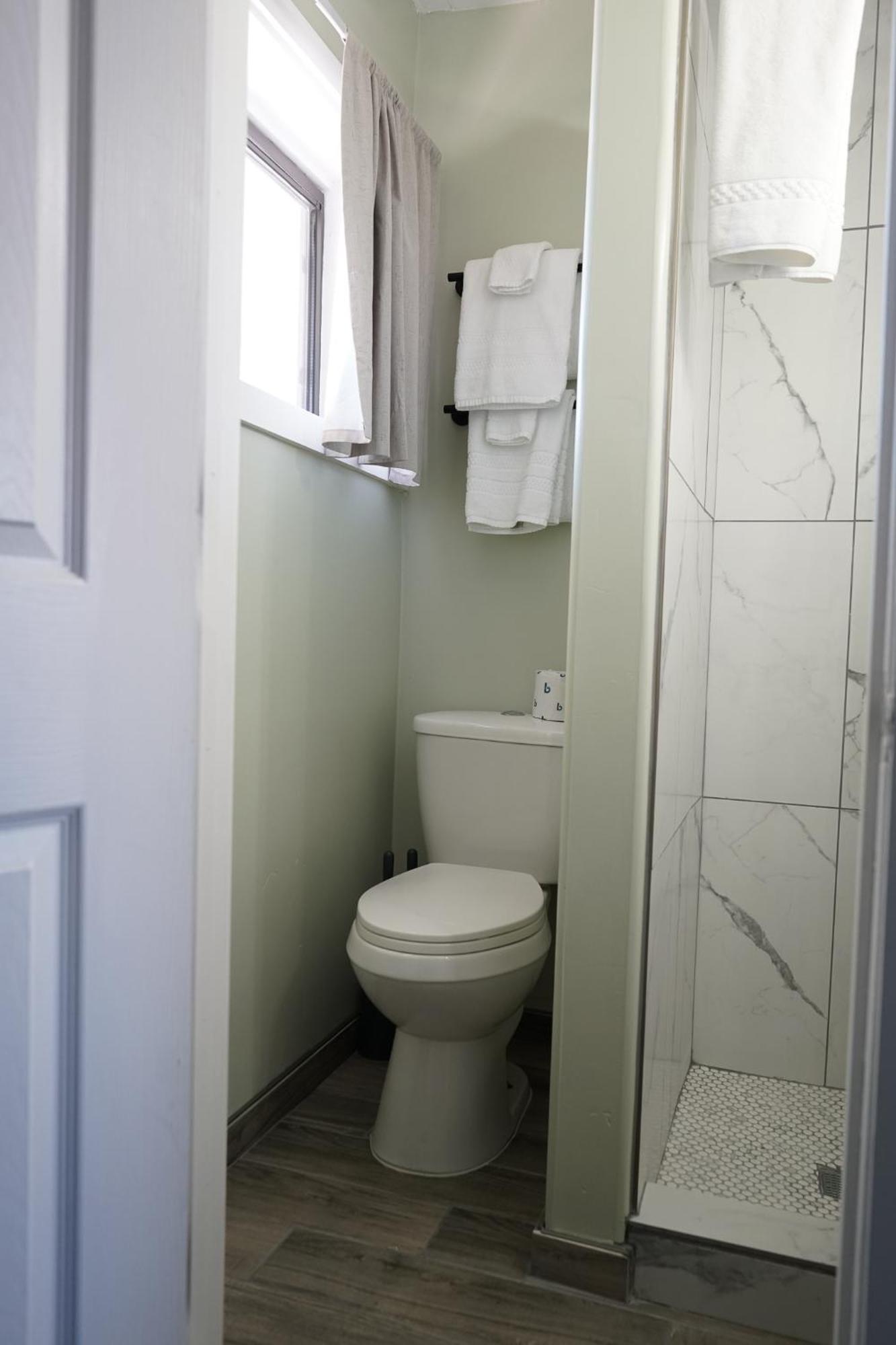 Sagebrush Inn Tombstone Zimmer foto A toilet in a home