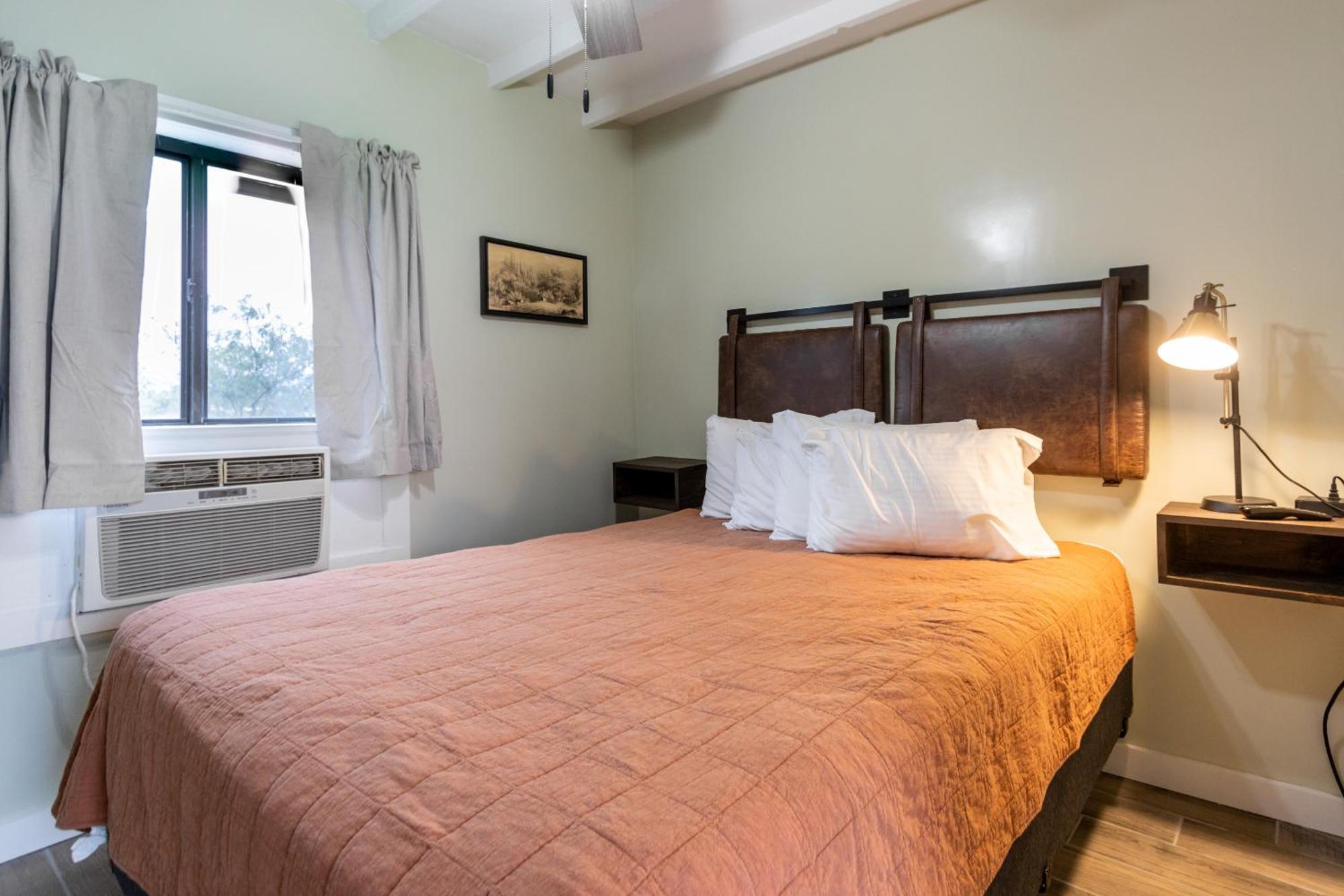 Sagebrush Inn Tombstone Zimmer foto A room at the hotel