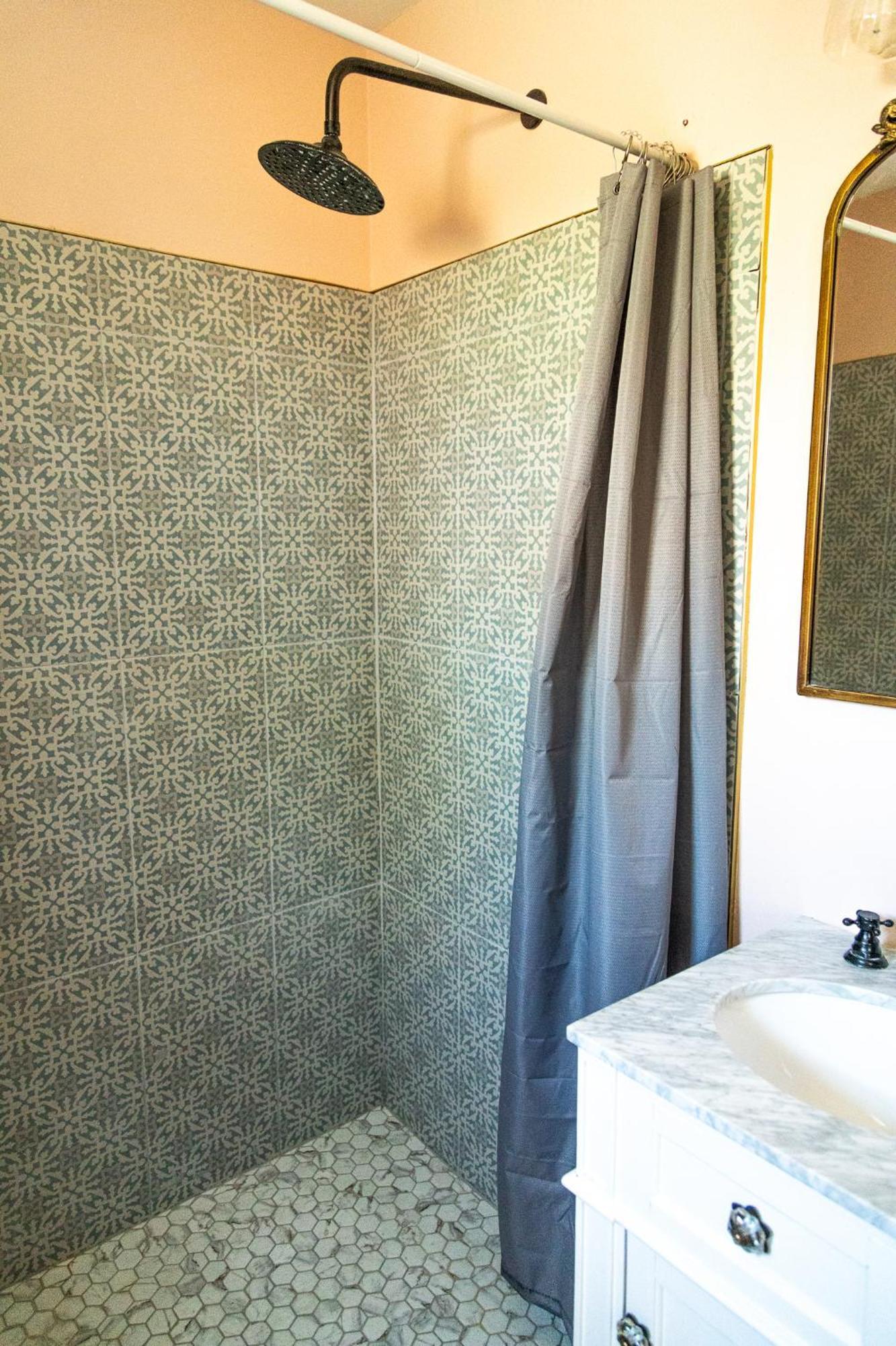 Sagebrush Inn Tombstone Zimmer foto A shower curtain