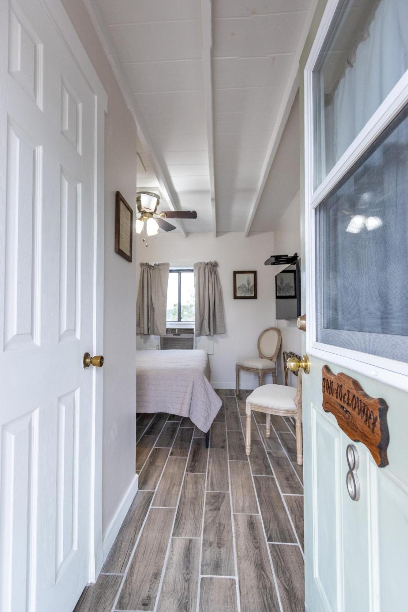 Sagebrush Inn Tombstone Zimmer foto A guest room at the Inn at the Opera