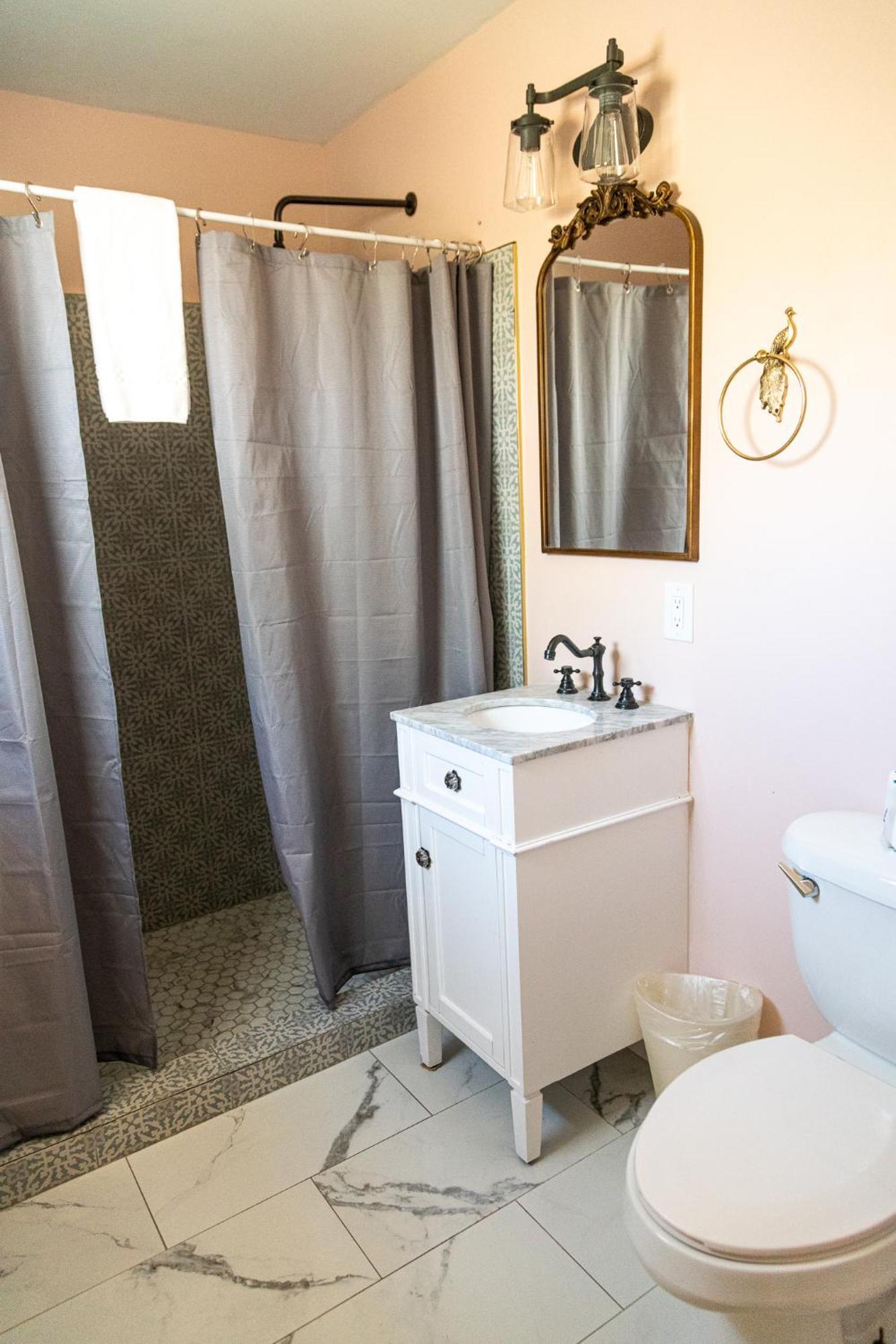 Sagebrush Inn Tombstone Zimmer foto Bathroom with shower curtain
