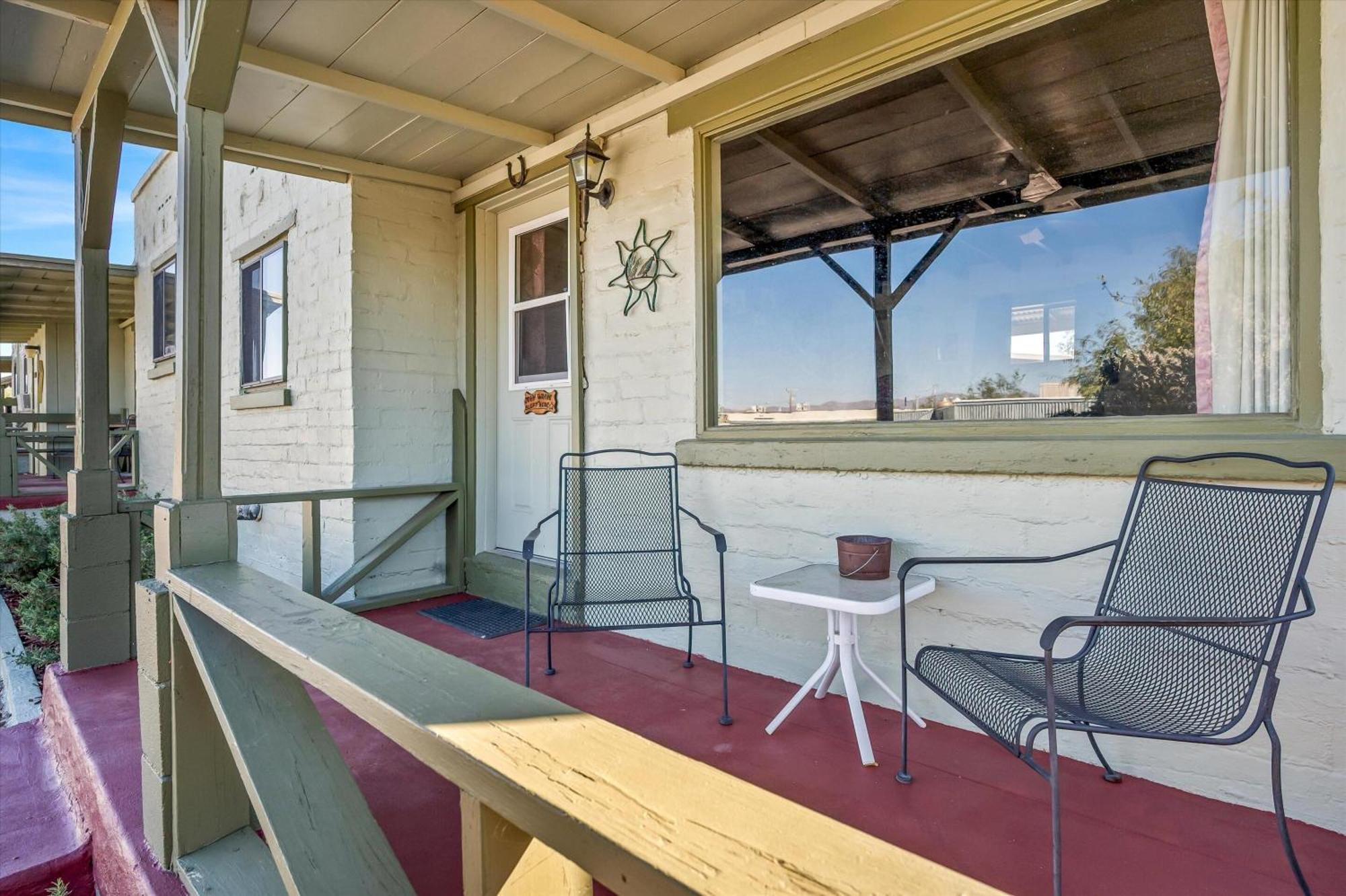 Sagebrush Inn Tombstone Zimmer foto The balcony of the house